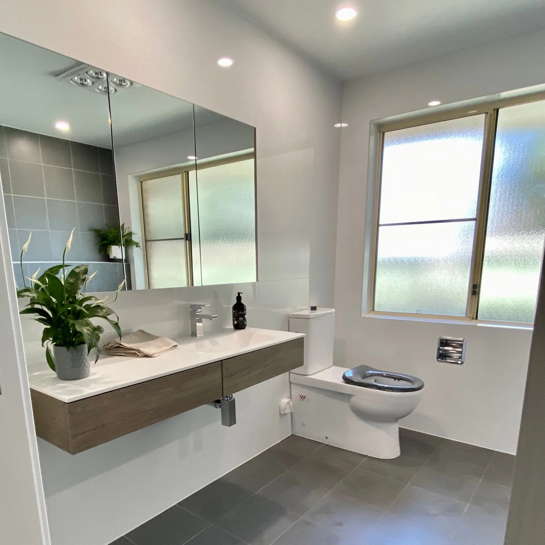 SmartRoll Satin Chrome, Tiled Bathroom